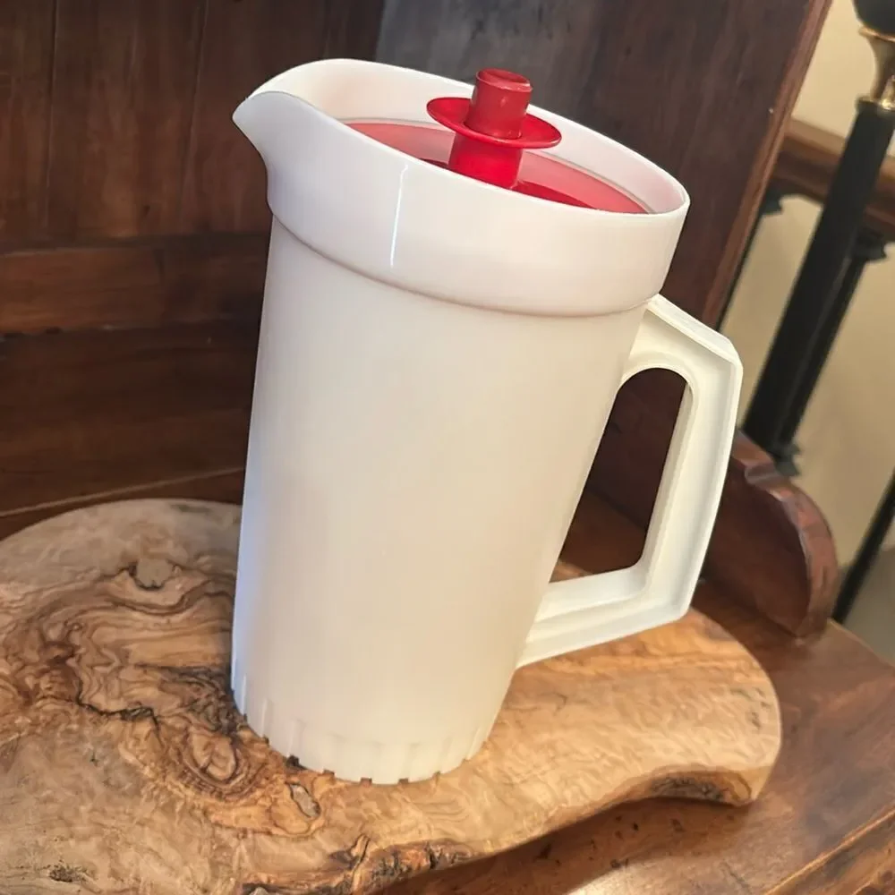 Tupperware 6 Cup Push Button Pitcher